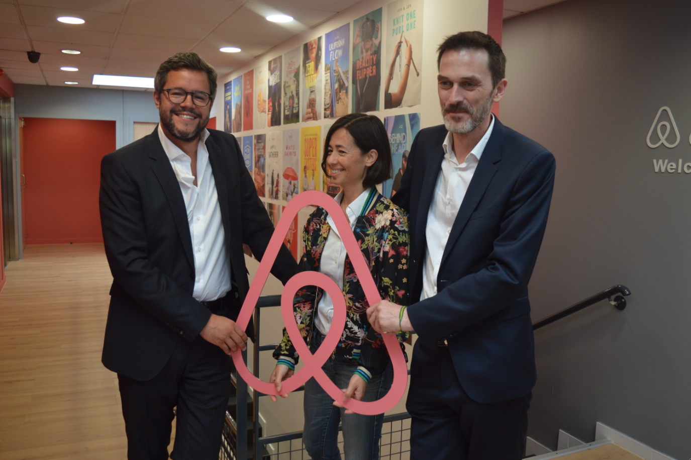 Le directeur général Airbnb de France et Belgique Emmanuel Marill (à gauche) et la direction d'Acticall Sitel.