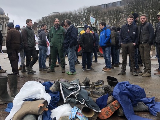 En février, les agriculteurs avaient déjà manifesté leur colère à Lille et Amiens. Ici, ils déposaient symboliquement des bottes et des combinaisons devant le Préfecture du Nord.