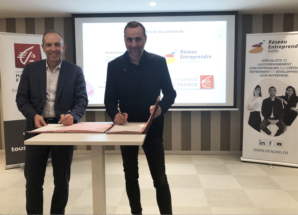 La signature du partenariat entre Laurent Roubin, président du directoire de la Caisse d'Epargne Hauts de France et Arnold Fauquette, président du réseau Entreprendre Nord.