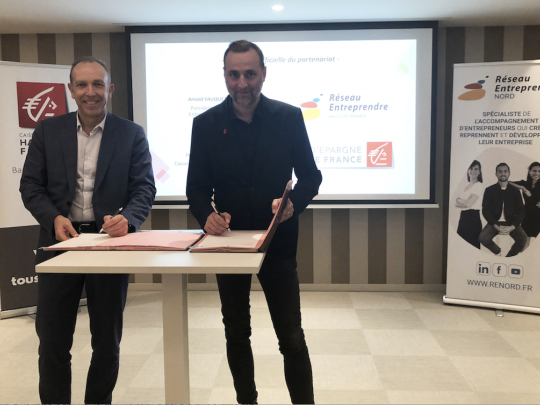 La signature du partenariat entre Laurent Roubin, président du directoire de la Caisse d'Epargne Hauts de France et Arnold Fauquette, président du réseau Entreprendre Nord.