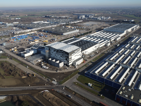 ACC est la toute première méga-usine de batteries à voir le jour en France, à Billy-Berclau. Les premières batteries sortiront des lignes en fin d'été.